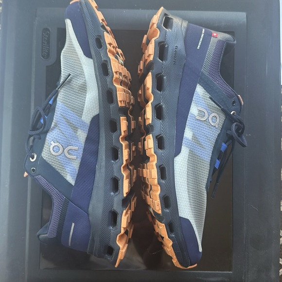 On Cloud sneakers - Like New -Excellent condition- worn about 4 times. - Picture 4 of 7